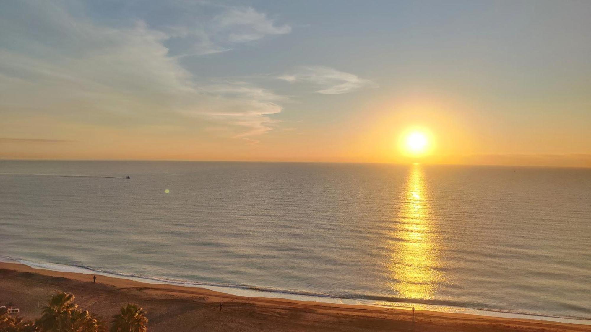 Beachfront -- New Luxury Apartment -- 1ª Linea Playa -- Fuengirola City Center -- Private Parking -- Panoramic Sea Views -- Экстерьер фото